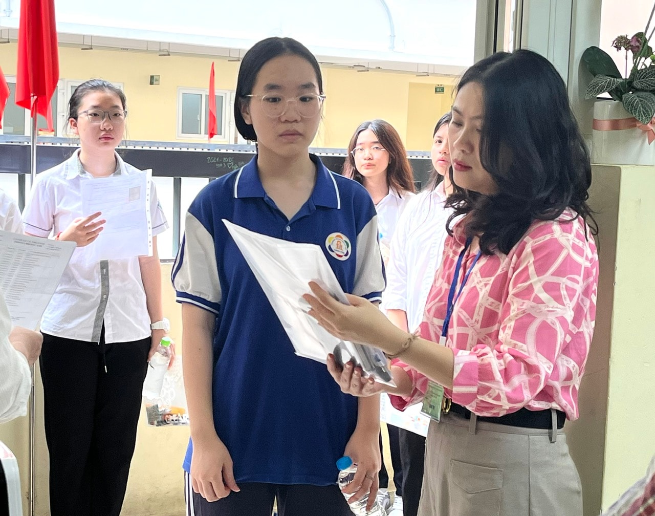 Thí sinh cần mang theo giấy báo dự thi khi làm thủ tục dự thi tốt nghiệp THPT. Ảnh: Lê Nguyễn