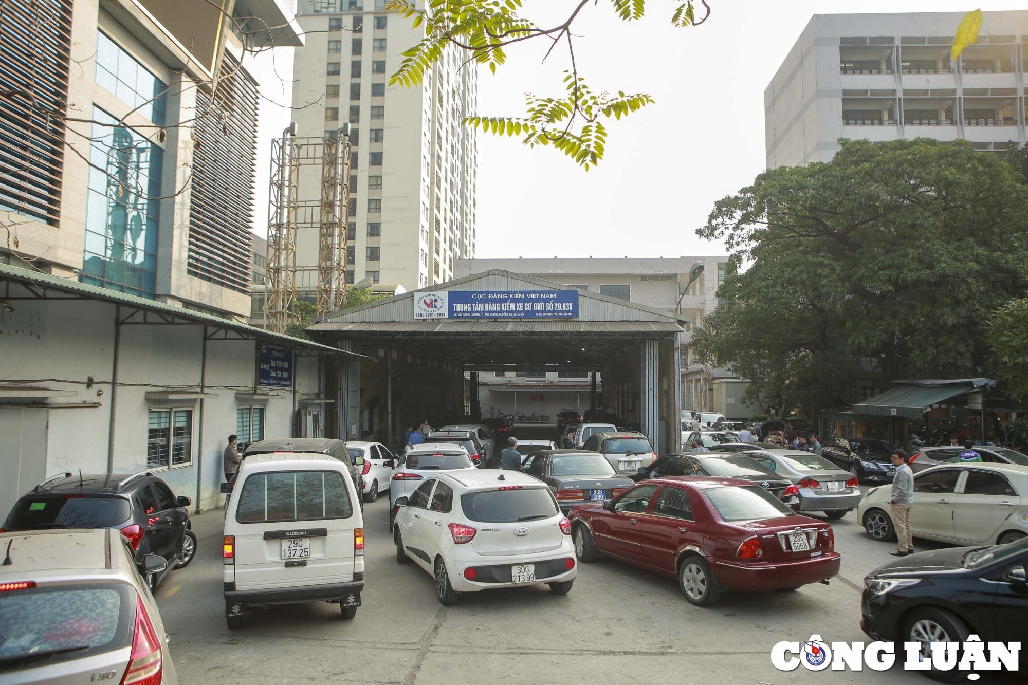 Hạn chế tình trạng ùn tắc tại các trung tâm đăng kiểm trên địa bàn Hà Nội.