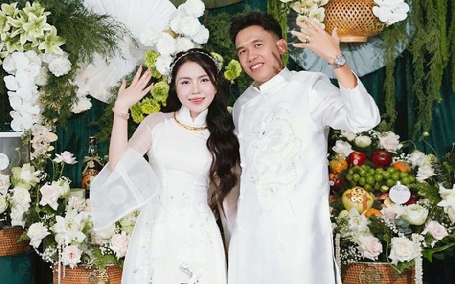 Tiền vệ U23 Việt Nam Võ Hoàng Minh Khoa đính hôn với cô chủ tiệm vàng - ảnh 1