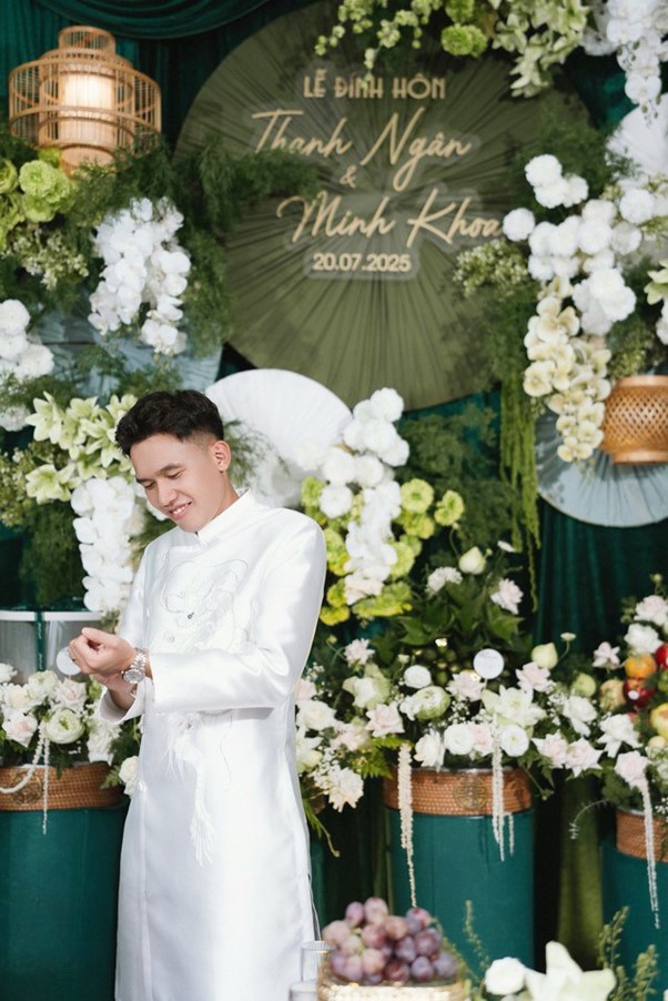 Tiền vệ Võ Hoàng Minh Khoa rạng rỡ trong lễ đính hôn. Ảnh: NVCC.