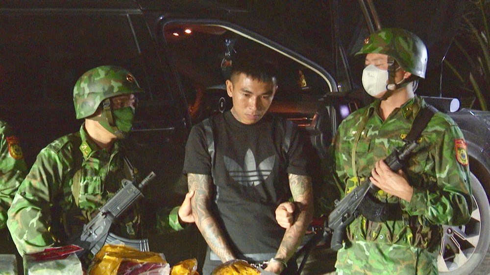 Cất dấu ma tuý cùng súng lên nòng trong xe 7 chỗ vượt biên - ảnh 2