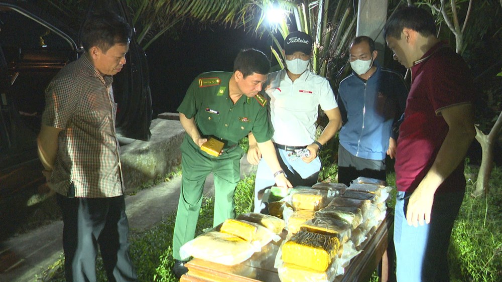 Cất dấu ma tuý cùng súng lên nòng trong xe 7 chỗ vượt biên - ảnh 1