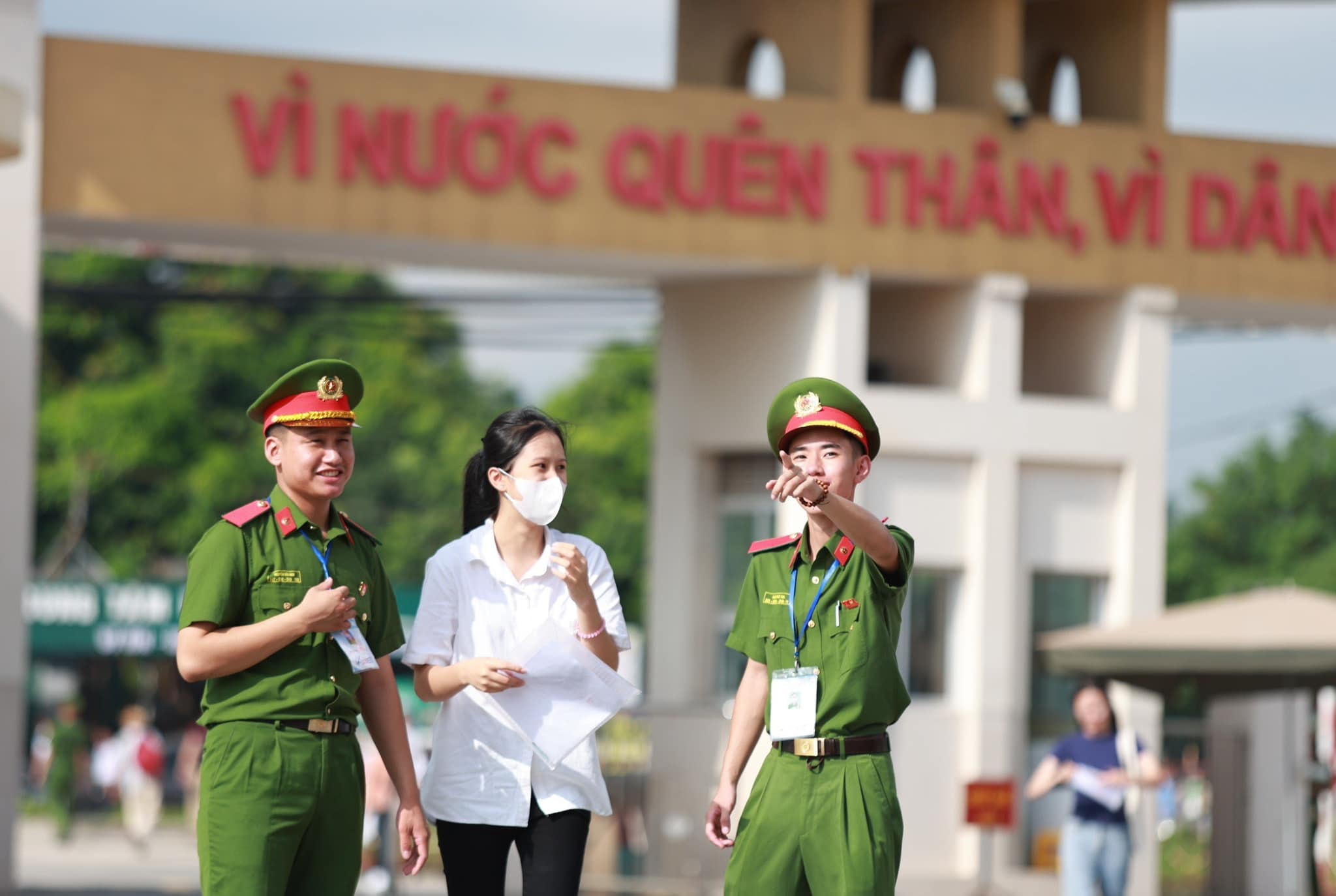 Thí sinh trực tiếp nộp đơn và lệ phí phúc khảo về các trường trong giờ hành chính.