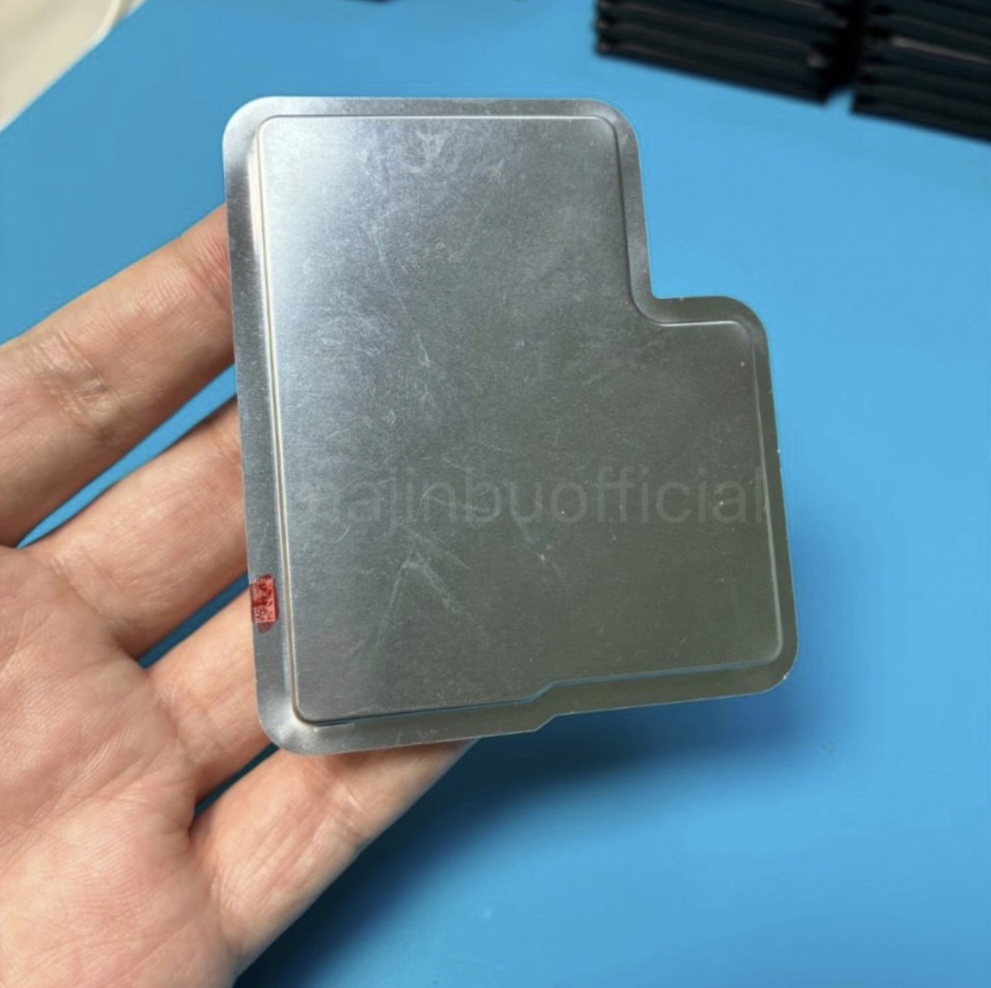 Lộ ảnh thật pin iPhone 17 Air: Quá bé!- Ảnh 1.