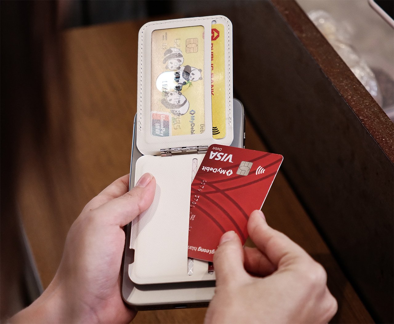 Ví thẻ kiêm Magsafe giá bằng hàng chính chủ Apple nhưng gấp 5 công dụng, tích hợp sẵn cả Find My- Ảnh 2. Ví thẻ kiêm Magsafe giá bằng hàng chính chủ Apple nhưng gấp 5 công dụng, tích hợp sẵn cả Find My- Ảnh 2.