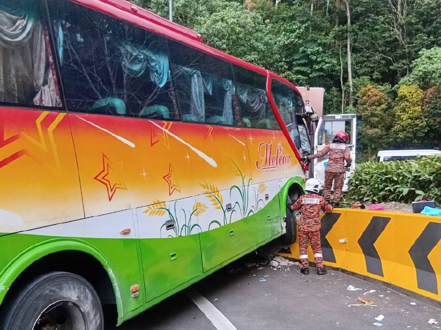 Two people sustained minor injuries in a crash involving a tour bus, a car and a multi-purpose vehicle at Km 17.3 Jalan Genting Highlands today.PIC COURTESY FIRE AND RESCUE DEPARTMENT