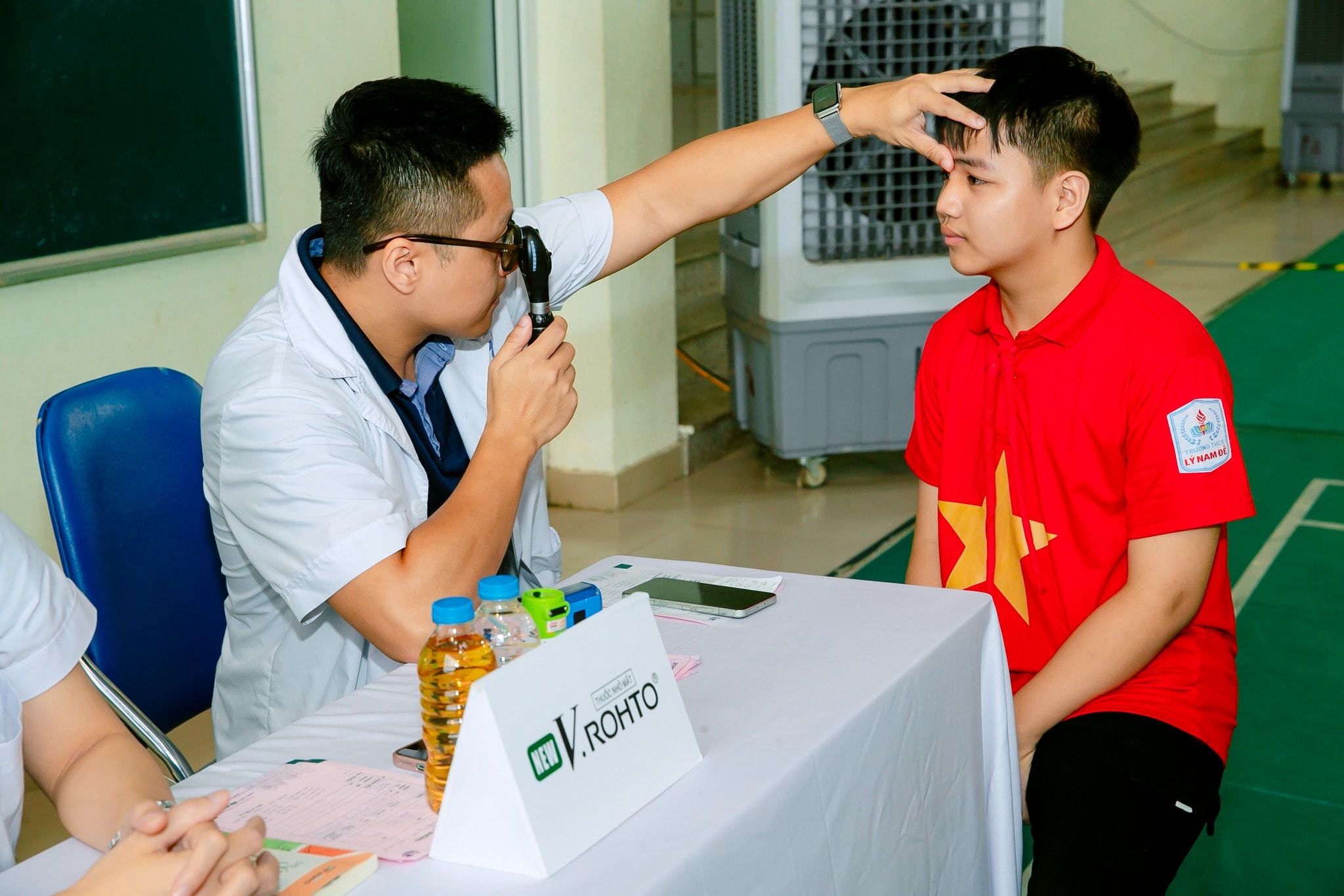 Bệnh viện Mắt Hà Nội khám và tư vấn chăm sóc mắt miễn phí cho các em học sinh tại các trường tiểu học và trung học cơ sở tại hai quận Hoàn Kiếm, Nam Từ Liêm.