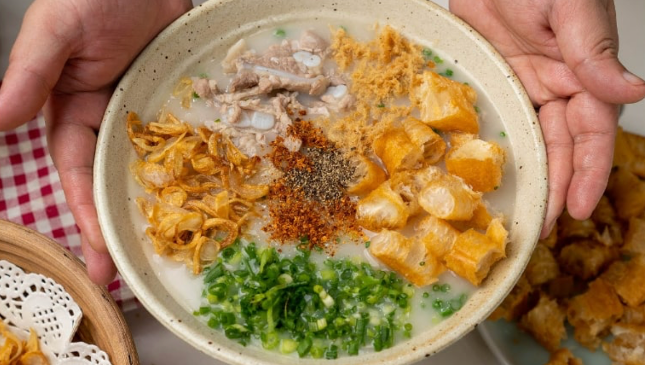 Cháo sườn bốc khói là món ăn đặc sắc ở Hà Nội giữa tiết trời thu se se lạnh. Ảnh: sưu tầm