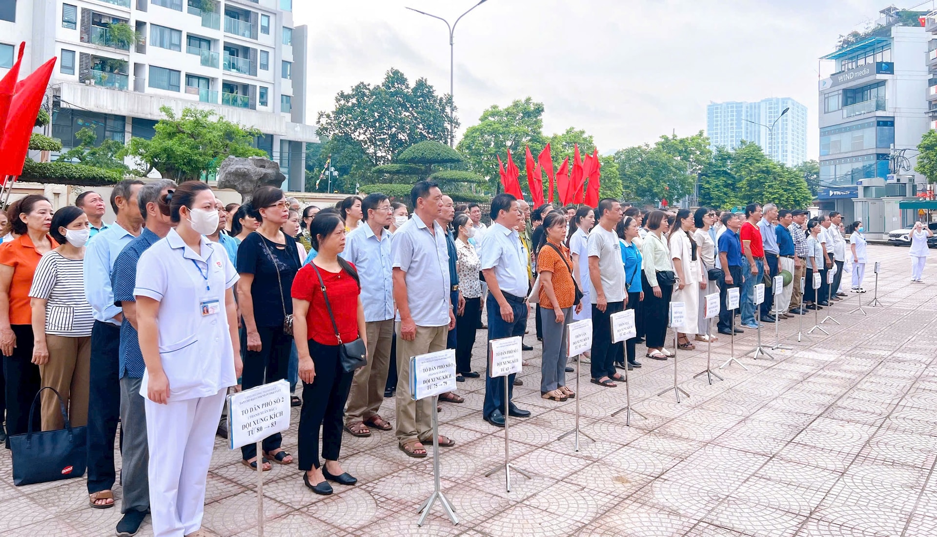 Ngay sau lễ phát động, đông đảo cán bộ, đảng viên, đoàn viên, hội viên và nhân dân phường đã đồng loạt tham gia quét dọn, thu gom rác thải, phát quang bụi rậm, khơi thông cống rãnh, lật úp dụng cụ chứa nước… nhằm loại bỏ các ổ bọ gậy, không để muỗi truyền bệnh có điều kiện phát sinh.