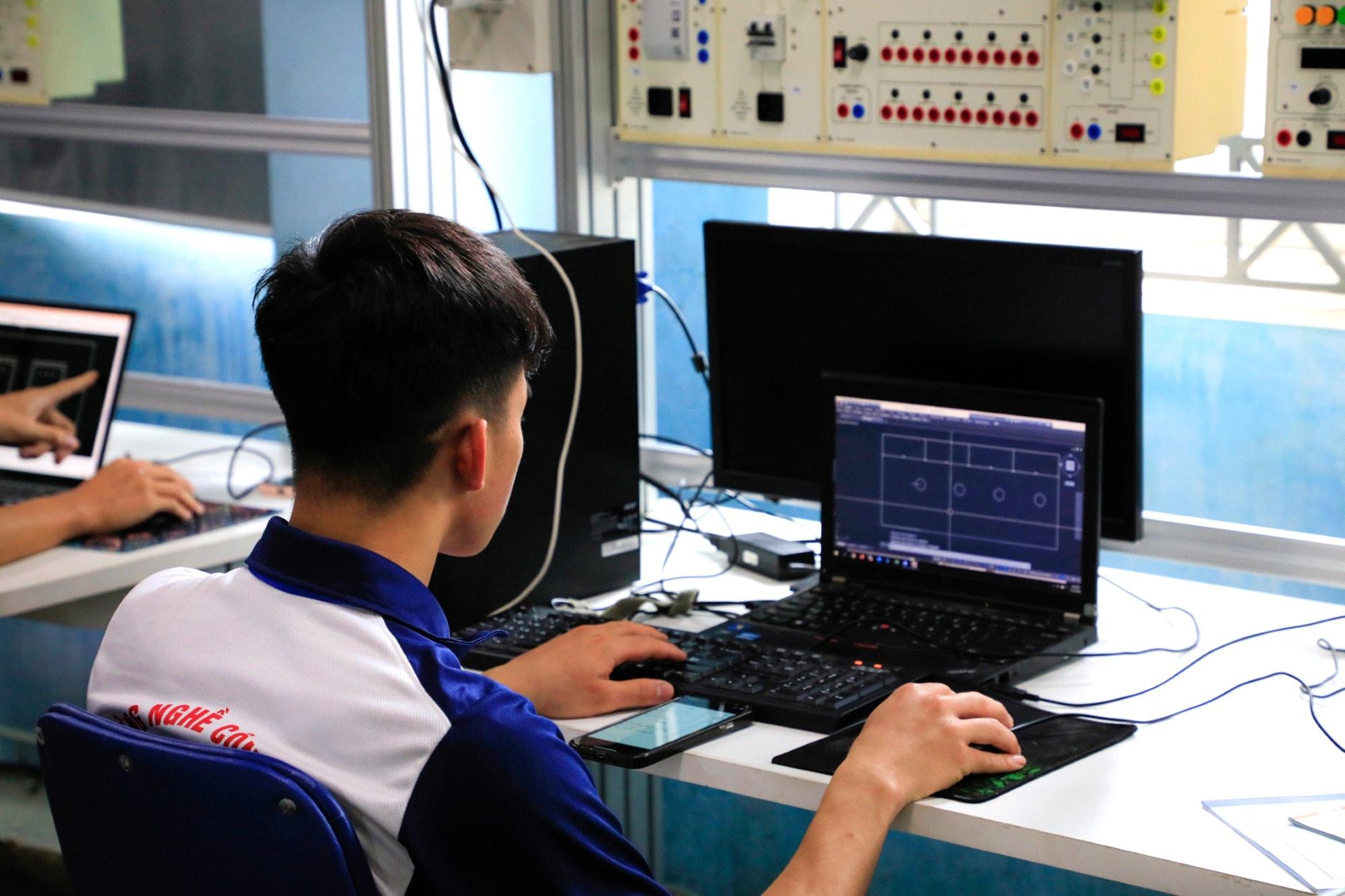 Ngành công nghệ thông tin vẫn là “đường băng” vững chắc cho tương lai – học sinh lựa chọn ngành máy tính vì triển vọng nghề nghiệp rộng mở và thu nhập hấp dẫn.