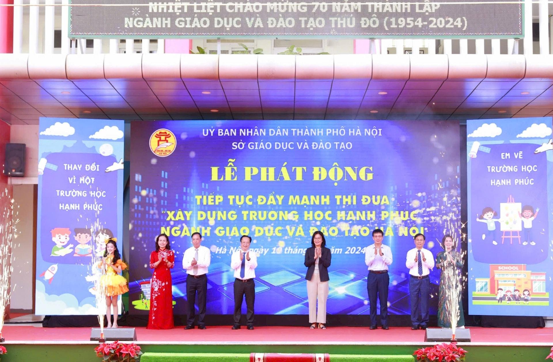 Các đại biểu thực hiện nghi thức phát động. Ảnh: Thống Nhất