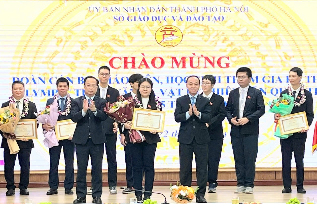 Sở GD-ĐT Hà Nội trao Giấy khen tặng học sinh giành Huy chương vàng Olympic thiên văn và vật lý thiên văn quốc tế năm 2025. Ảnh: Lê Nguyễn