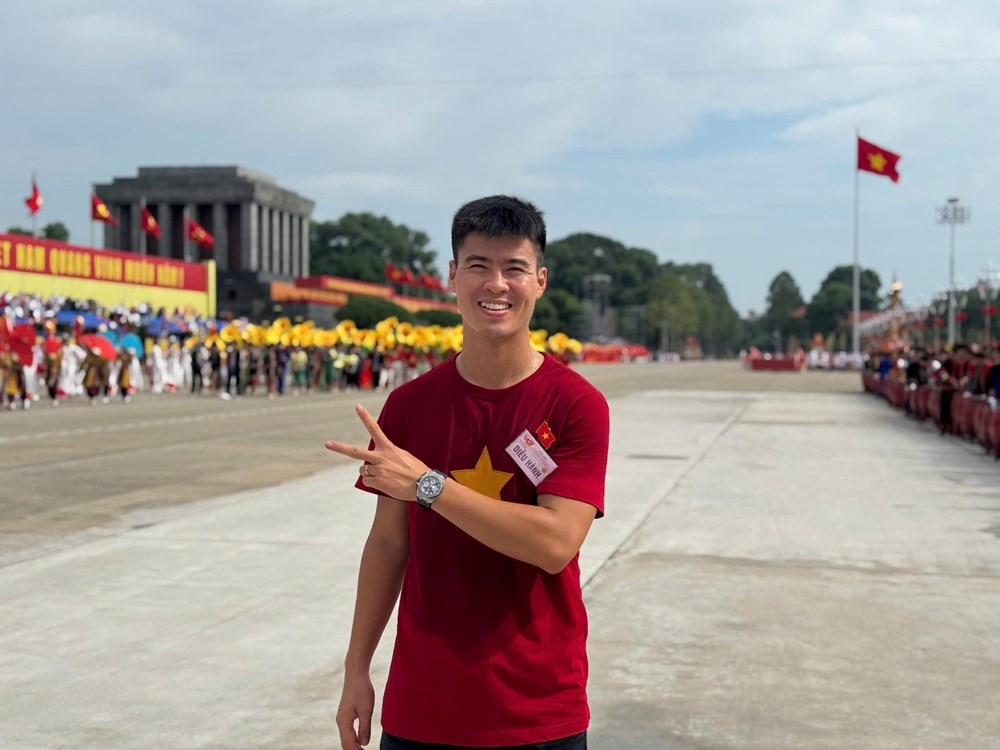 Cầu thủ Duy Mạnh và những bước chân tự hào trên Quảng trường Ba Đình - ảnh 1