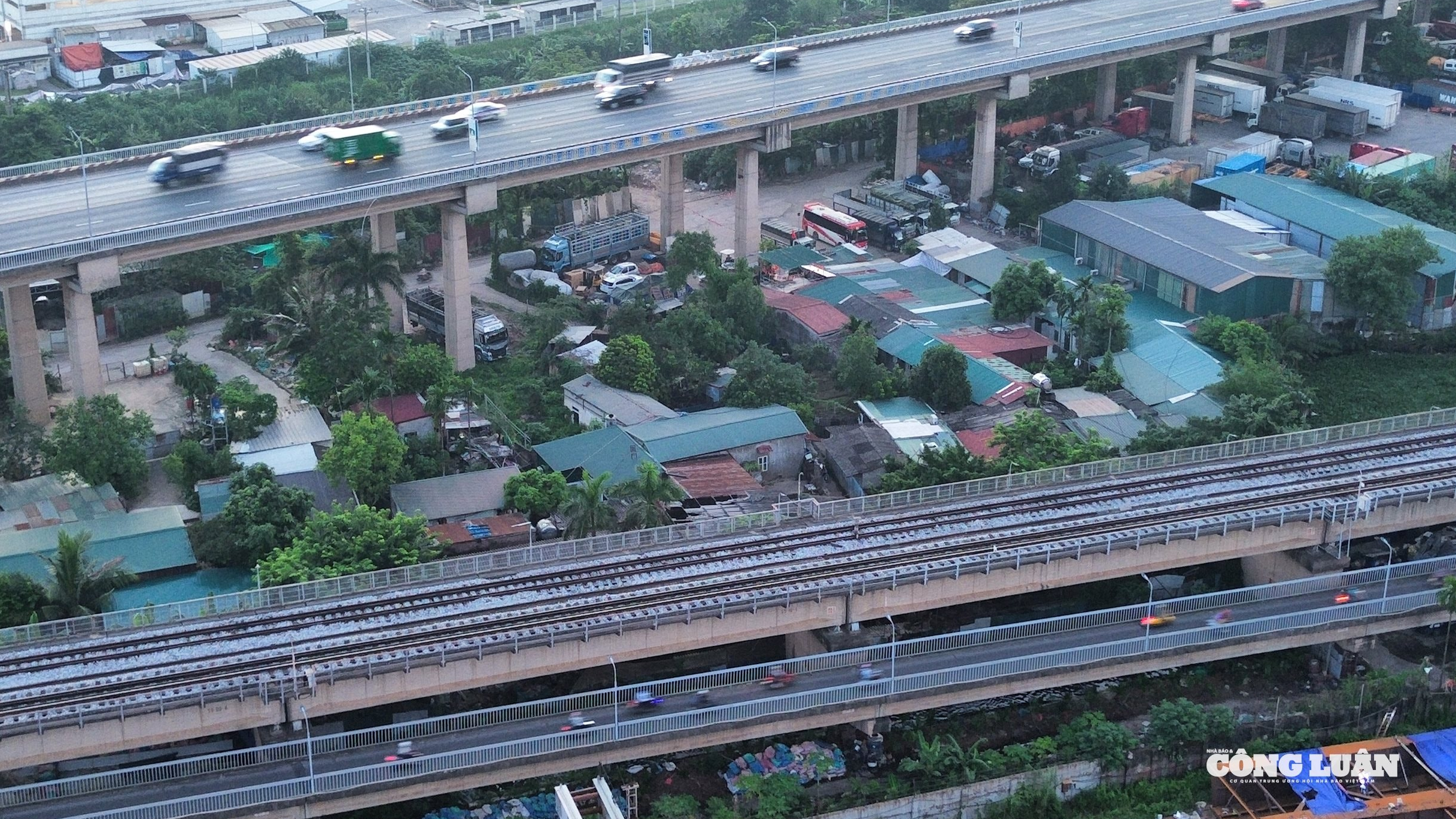 Ảnh 1.Gầm cầu Thăng Long không chỉ trở thành nơi trông giữ phương tiện mà còn là địa điểm mọc lên nhiều nhà xưởng, bãi tập kết.