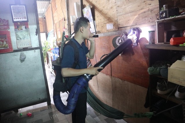 Phun thuốc diệt muỗi phòng chống sốt xuất huyết ở Khánh Hòa.