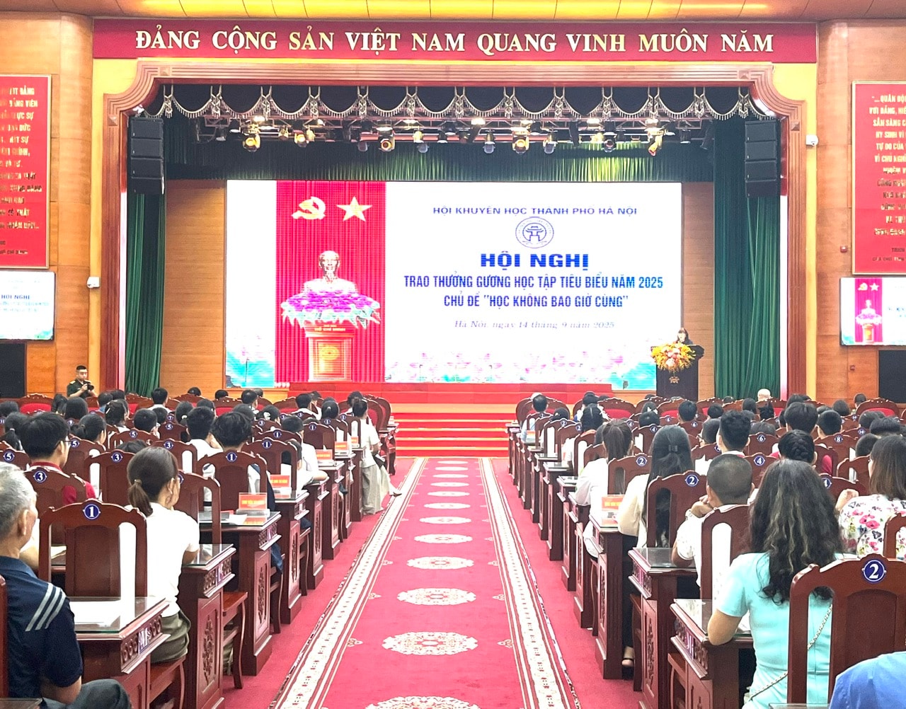 1409-khuyen-hoc-hn-trao-thuong-1.jpg