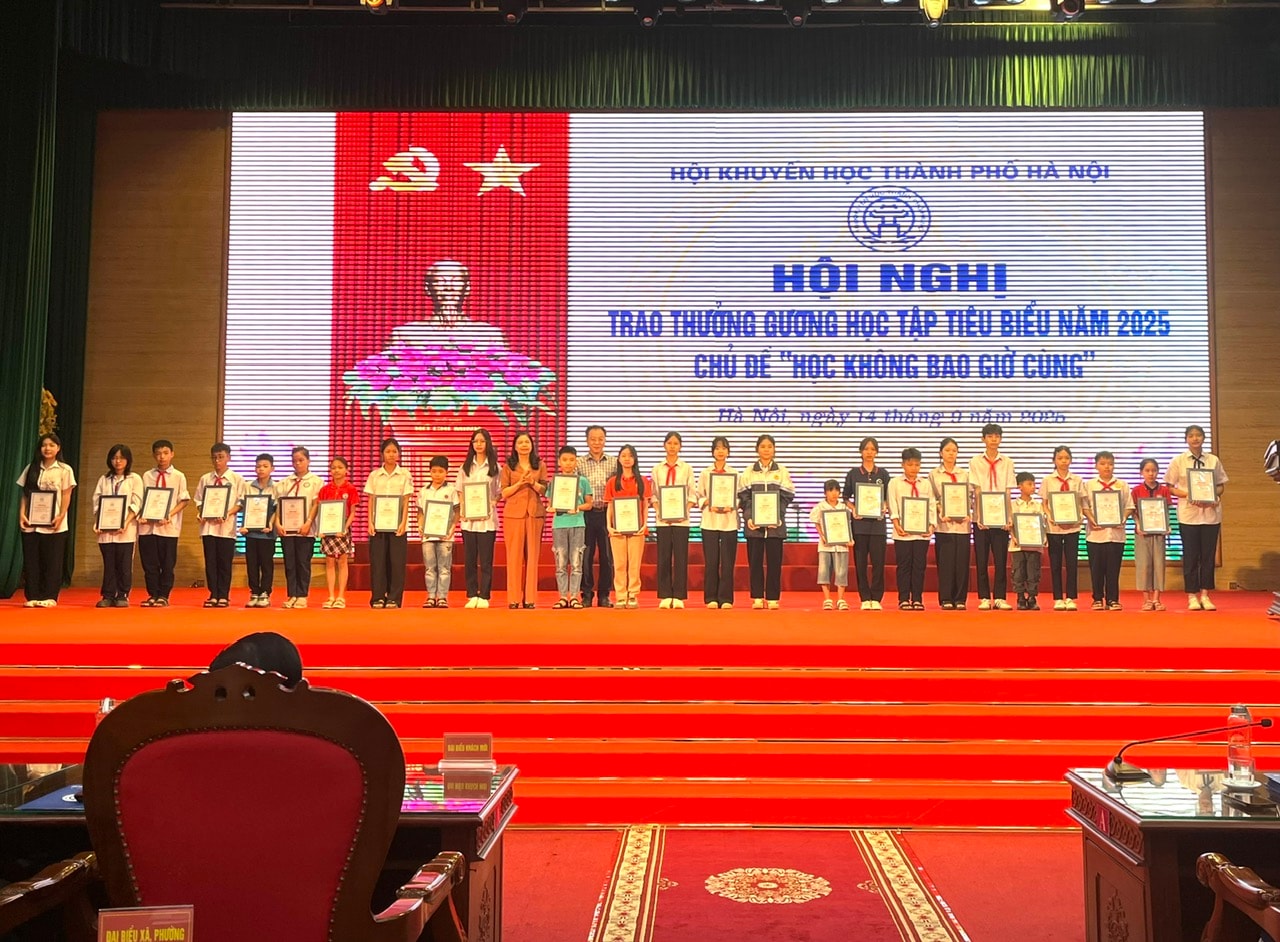 1409-khuyen-hoc-hn-trao-thuong-13.jpg