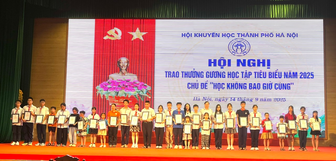 1409-khuyen-hoc-hn-trao-thuong-2.jpg