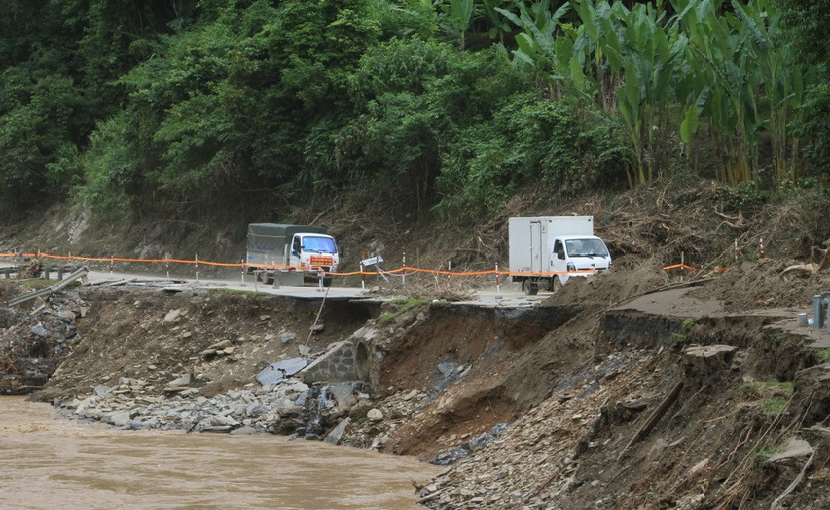Mưa lũ do bão số 3đã gây sạt lở, hư hỏng nghiêm trọng hạ tầng giao thông. Ảnh: VL.