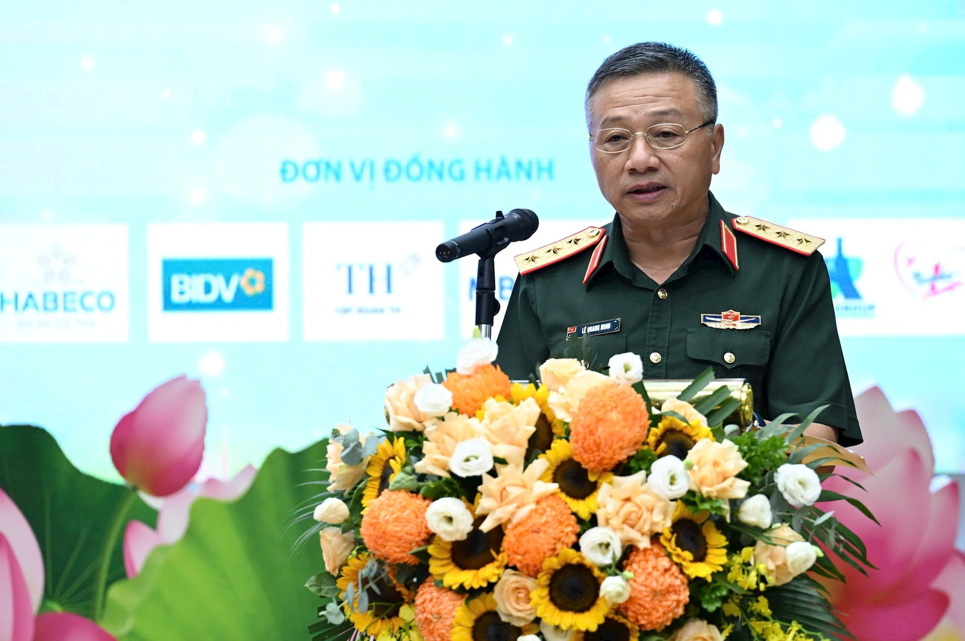 trao-giai-nhung-tam-guong-binh-di-ma-cao-quy-1.jpg