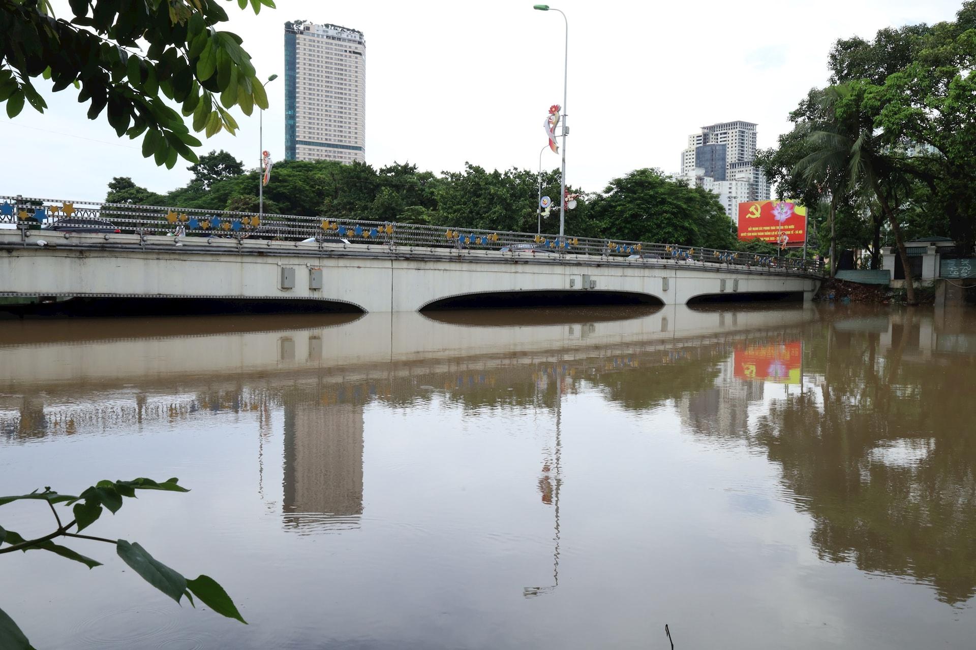 Lũ trên sông Nhuệ trưa 2-10 vẫn ở mức cao. Ảnh: Kim Nhuệ