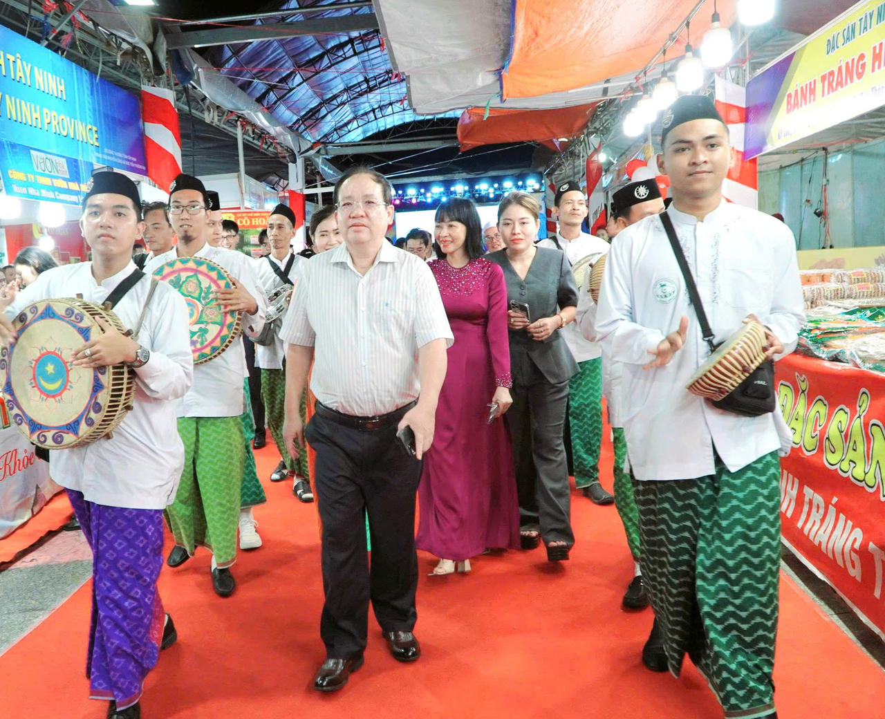 Phó Chủ tịch Thường trực UBND tỉnh An Giang NguyễnThanh Phong cùng đại biểu tham quan các gian hàng tại ngày hội.