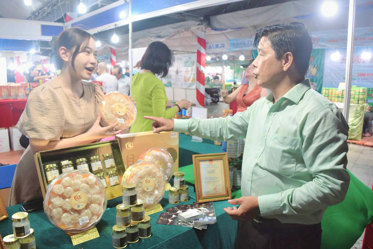 Đại biểu, khách mời tham quan các gian hàng tạingày hội.