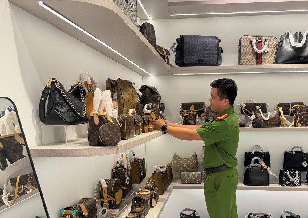 Phát hiện hơn 1.000 sản phẩm thời trang nghi hàng giả, hàng nhái trị giá hơn 1 tỉ đồng - ảnh 1