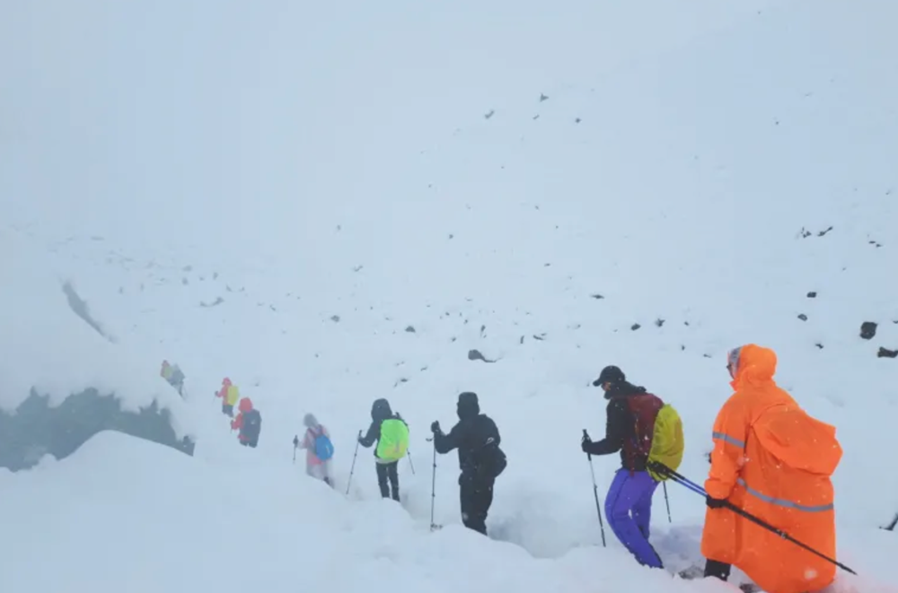 Hàng trăm người leo núi vẫn đang chờ giải cứu trên Đỉnh Everest  - ảnh 1