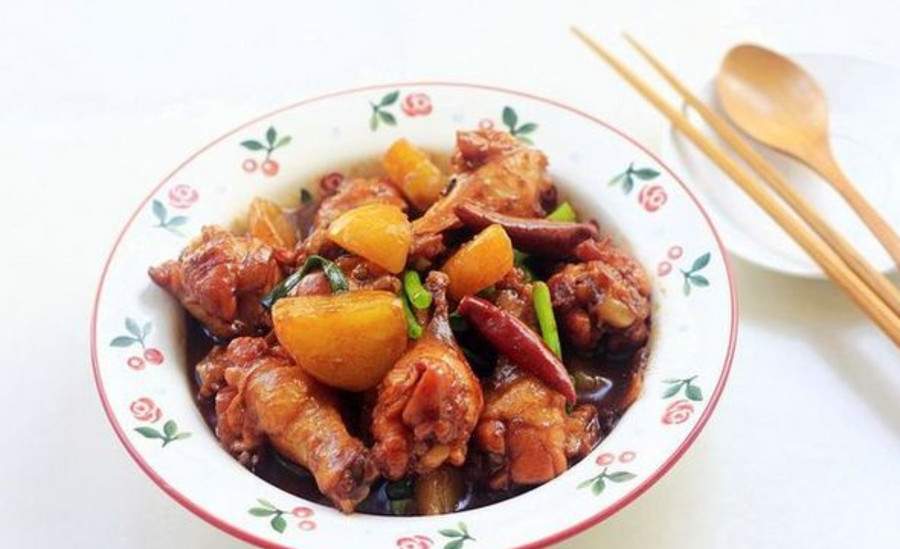 Thịt gà om khoai tây là một món ăn bổ dưỡng. (Ảnh : ITN)