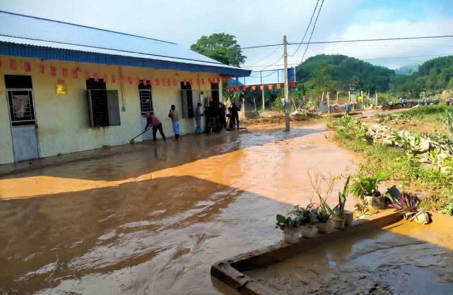 Trường Mầm non Thần Sa nỗ lực dọn dẹp khuôn viên để nhanh chóng đón học sinh quay trở lại. Ảnh: Phương Thảo on-dinh-day-hoc-noi-tam-bao-di-qua1.jpg