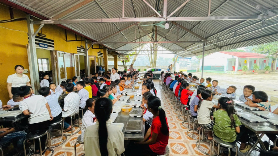 Học sinh Trường PTDTBT Tiểu học Thuận Hòa B trở lại lớp học, ổn định bán trú sau 2 tuần bị gián đoạn do mưa bão. Ảnh: Trần Long on-dinh-day-hoc-noi-tam-bao-di-qua4.jpg