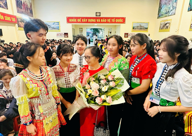 vu-thi-kim-tuyen-2.png