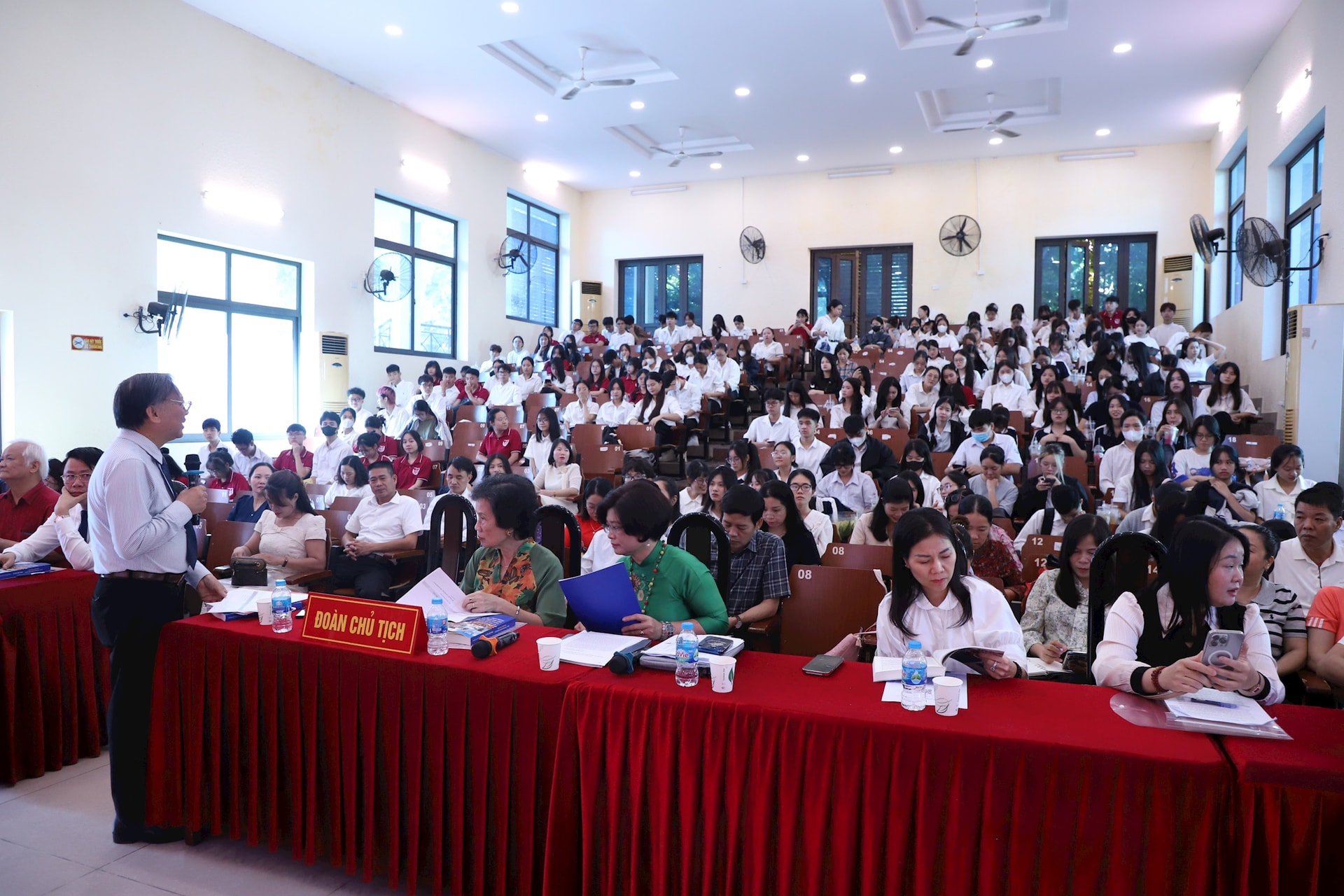 2110-dh-thu-do-ha-noi-hoi-thao-ve-hn-hoc-4.jpg