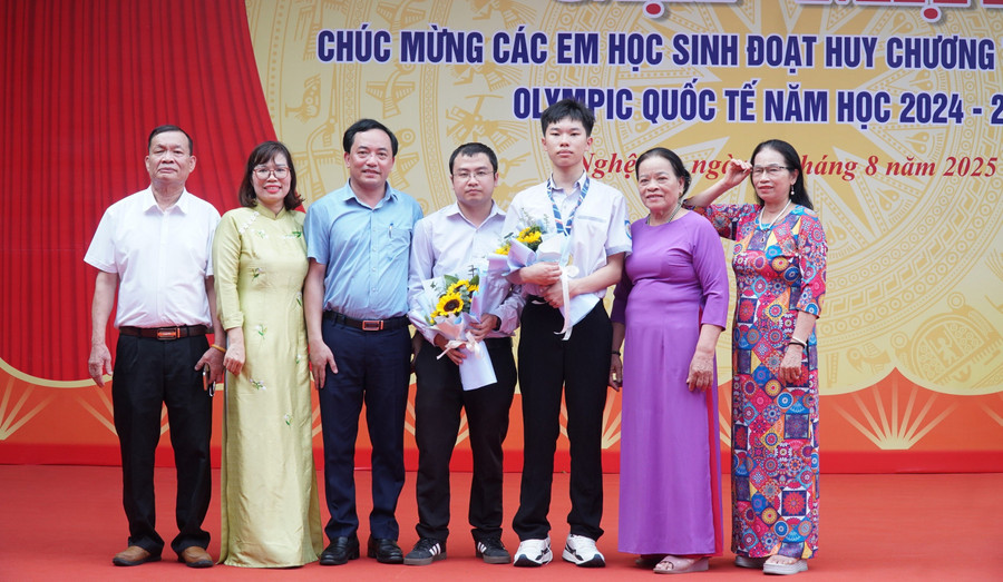 thay-giao-tre-gat-mua-vang-olympic-vat-li-quoc-te-4.jpg