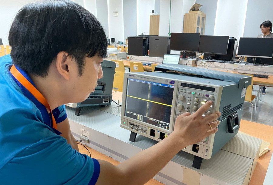 Phòng thí nghiệm điện tử tại Trường Đại học Việt Đức. Ảnh: Hà An. nhan-luc-vi-mach-2.jpg