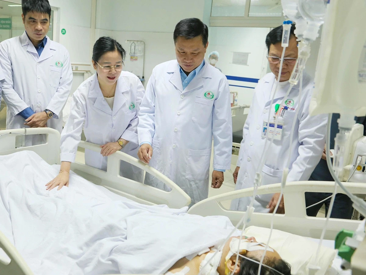 Ông Hoàng Phú Hiền, Phó chủ tịch tỉnh Nghệ An và bà Lê Thị Hoài Chung, Giám đốc Sở Y tế (thứ hai và ba, từ phải qua), thăm hỏi điều dưỡng Nguyễn Thùy Trang đang điều trị tại Bệnh viện Hữu Nghị Đa khoa Nghệ An, ngày 24/10. Ảnh: Hùng Lê