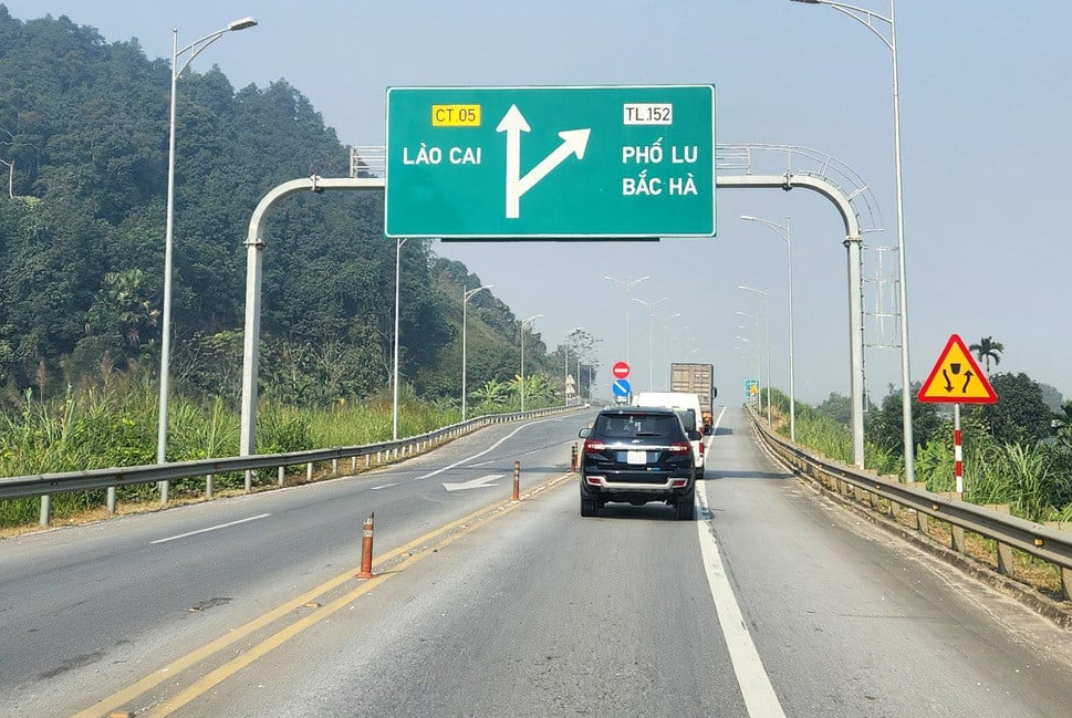 Đoạn Yên Bái - Lào Cai thuộc cao tốc Nội Bài - Lào Cai hiện có quy mô 2 làn xe, tiềm ẩn nguy cơ mất an toàn giao thông. Ảnh: TL.