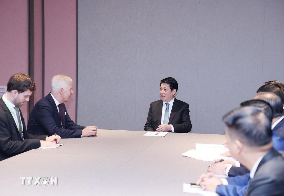 Chủ tịch nước Lương Cường tiếp Tổng Thư ký Phòng Thương mại quốc tế (ICC) John W.H. Denton AO. (Ảnh: Lâm Khánh/TTXVN)