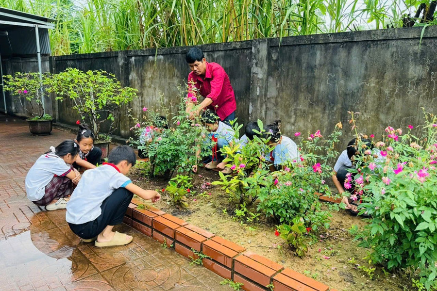 Tình yêu thương học trò, khát khao mang con chữ cho dân bản đã níu chân thầy Chung suốt 6 năm qua ở bản Phú Lâm. (Ảnh: Đ.C) thay-chung-anh4.jpg