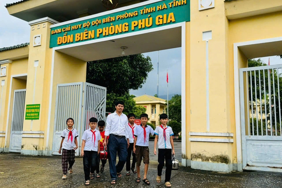 Thầy Chung dẫn học trò tới tham quan Đồn biên phòng Phú Gia. (Ảnh: Đ.C) Thầy Chung dẫn học trò tới tham quan Đồn biên phòng Phú Gia. (Ảnh: Đ.C)