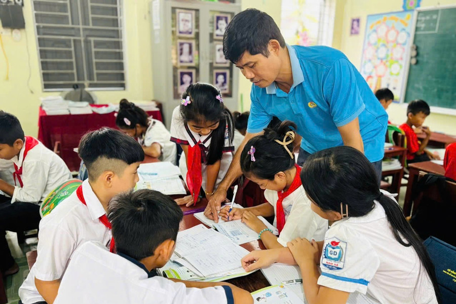 Thầy Trần Đình Chung phụ trách lớp ghép 4 -5 trong mỗi buổi dạy. (Ảnh: Đ.C)