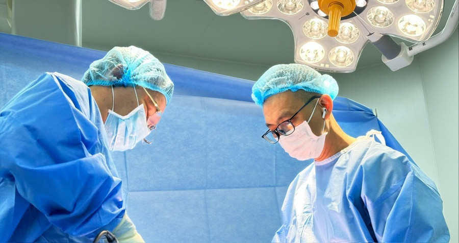 Ekip thực hiện phẫu thuật. (Ảnh: BVCC)