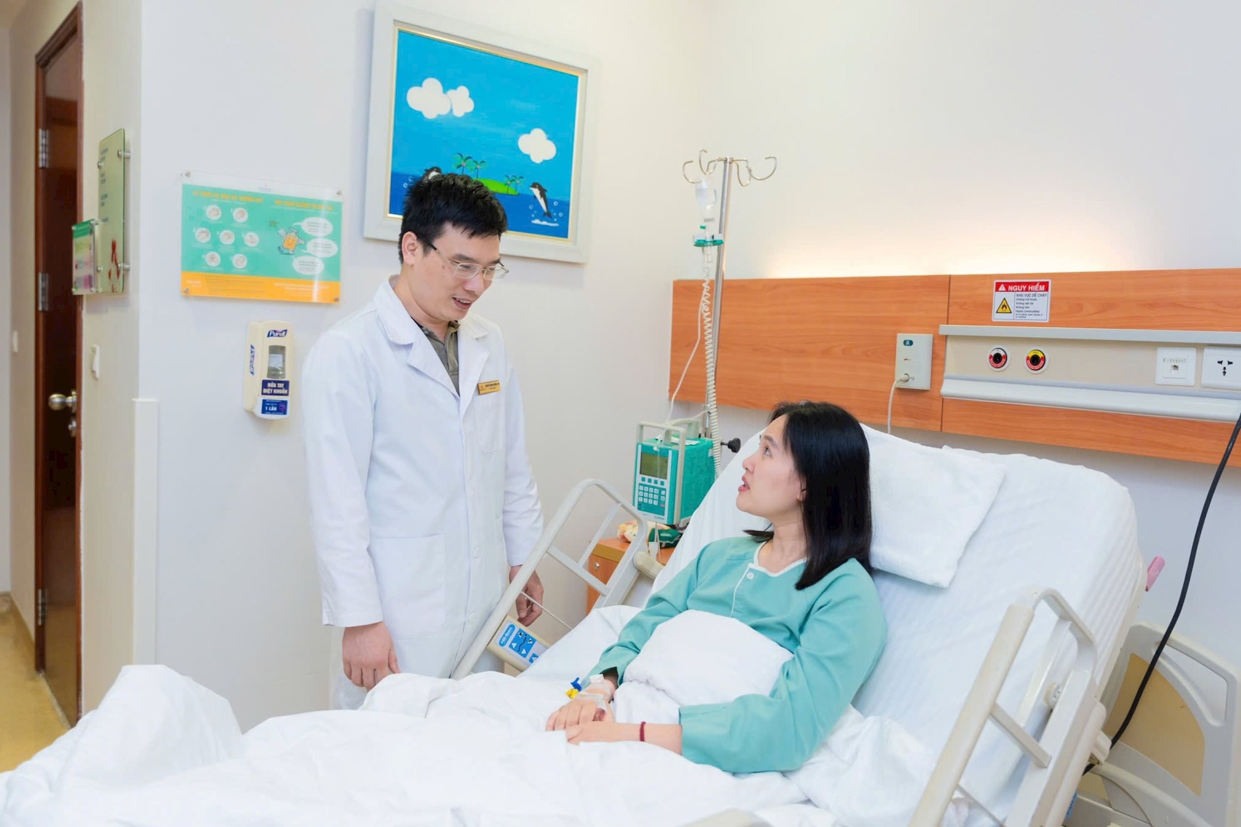 (Ảnh Chị Liên xúc động với gương mặt bình thường sau phẫu thuật)