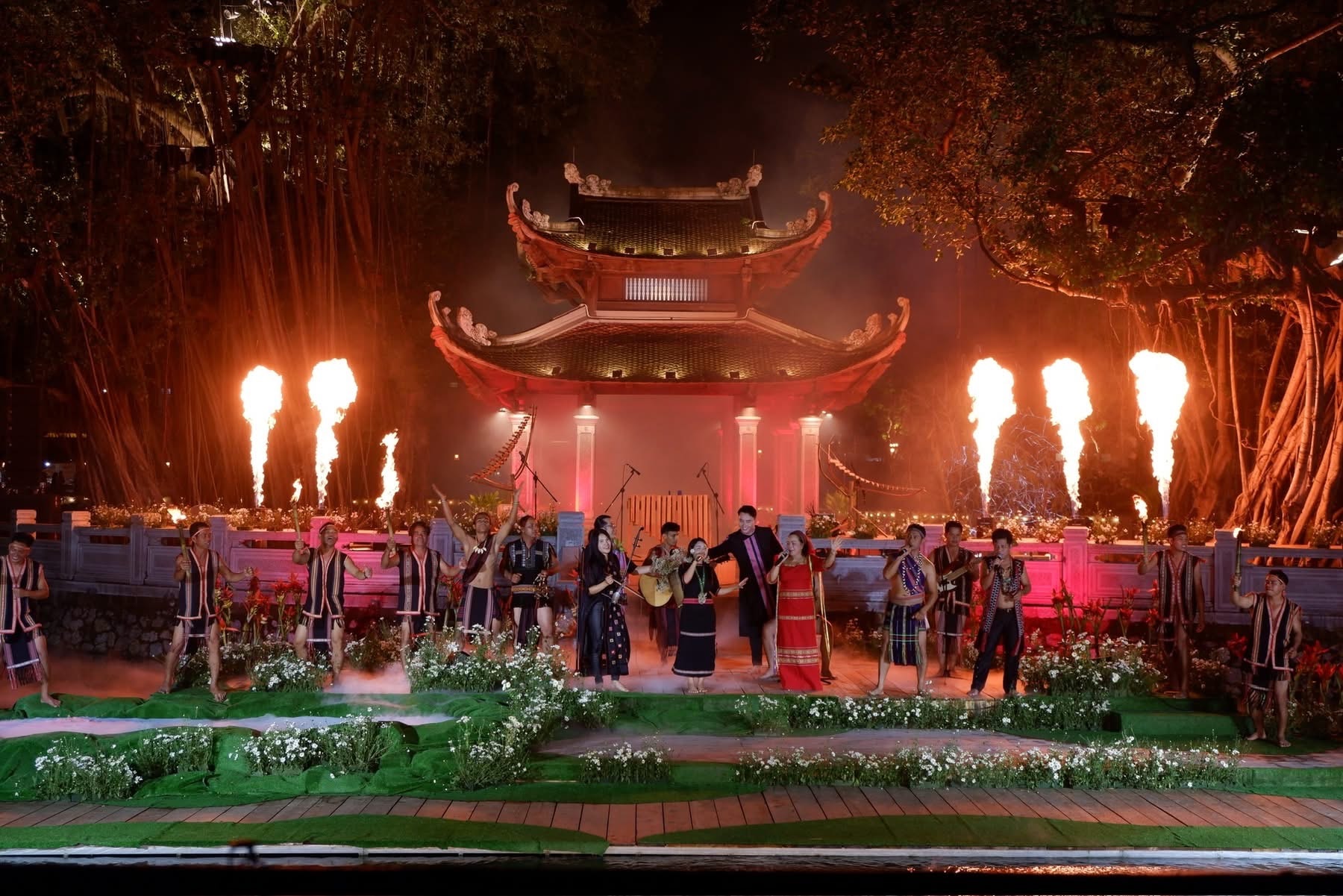 Chương trình “Sông Hồng gọi, Đại Ngàn reo” không chỉ là đêm biểu diễn nghệ thuật, mà còn là nơi âm nhạc kết nối, lan tỏa và tôn vinh tinh thần Việt. Ảnh: V.M