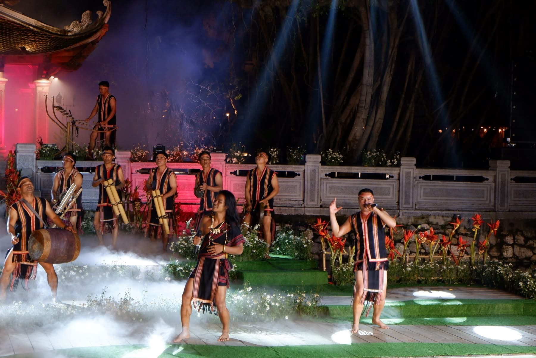 Nhóm cồng chiêng Gia Lai & Nhóm Tarzan Tây Nguyên đã “đốt cháy” sân khấu bằng năng lượng mạnh mẽ, đậm đà bản sắc dân tộc của vùng đất Tây Nguyên.. Ảnh: V.M