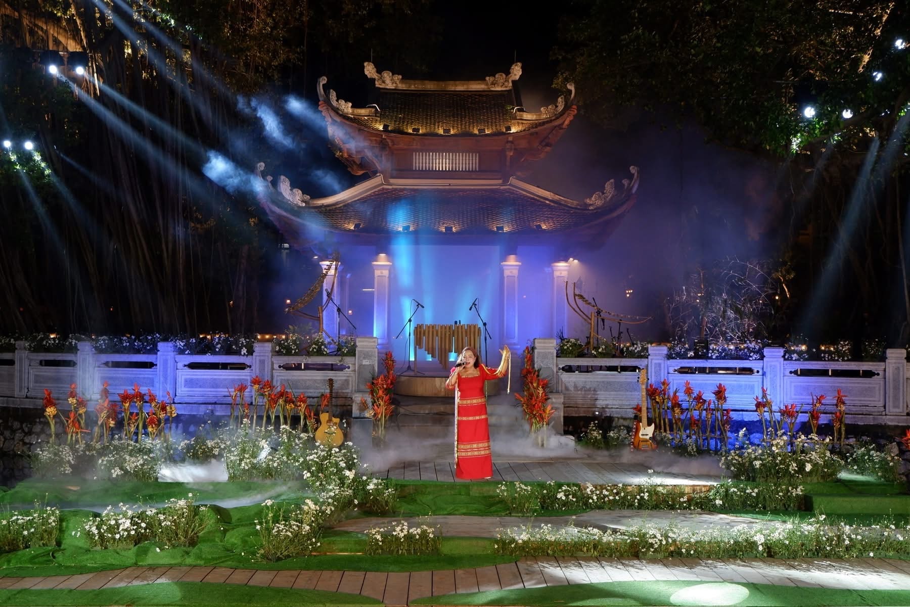 Những giai điệu mang âm hưởng núi rừng, kể lại câu chuyện về sức sống, niềm tự hào và vẻ đẹp kiên cường của con người Tây Nguyên qua phần trình bày của NSND Rơ Chăm Pheng. Ảnh: V.M