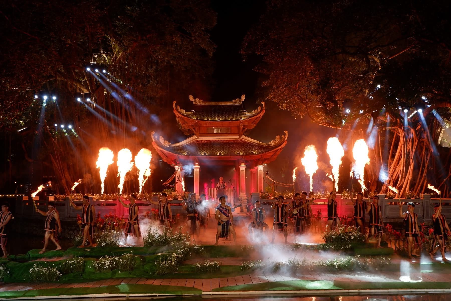 Trong chương trình, khán giả được thưởng thức nhiều tiết mục nghệ thuật đặc sắc, thể hiện sức sống mãnh liệt của vùng đất đại ngàn Tây Nguyên. Ảnh: V.M