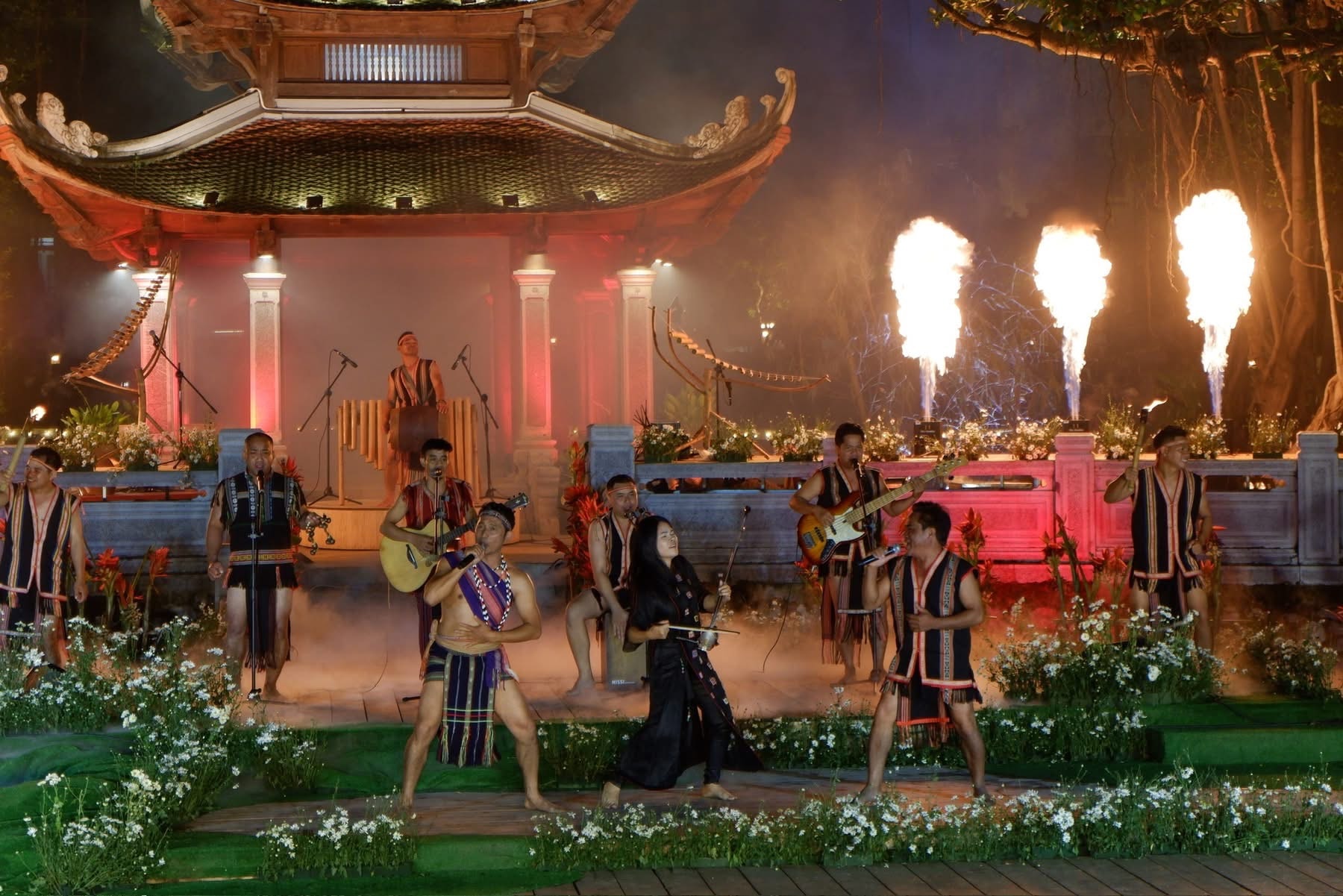 Trình diễn bởi Brice Liêm và Ban nhạc Mộc Gia Lai, hai ca khúc ngân lên như ngọn lửa của văn hóa, của tình yêu đất và rừng. Ảnh: V.M