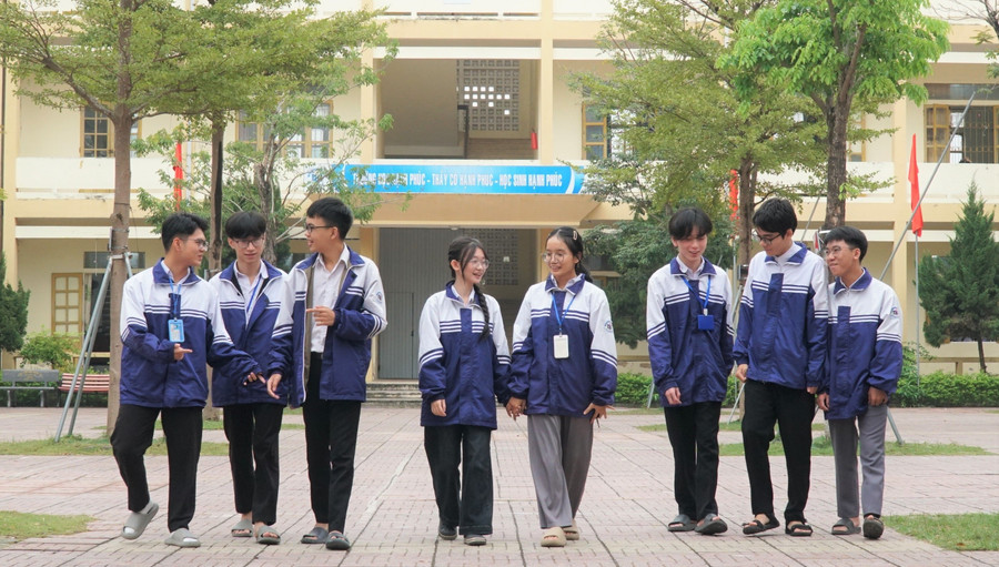 Trường THPT Quỳnh Lưu 1 có 9 giải Nhất tại kỳ thi học sinh giỏi tỉnh Nghệ An, trong đó có 3 em của đội tuyển Hóa học. hanh-trinh-vuot-kho-cua-cac-thu-khoa-xu-nghe-1.jpg